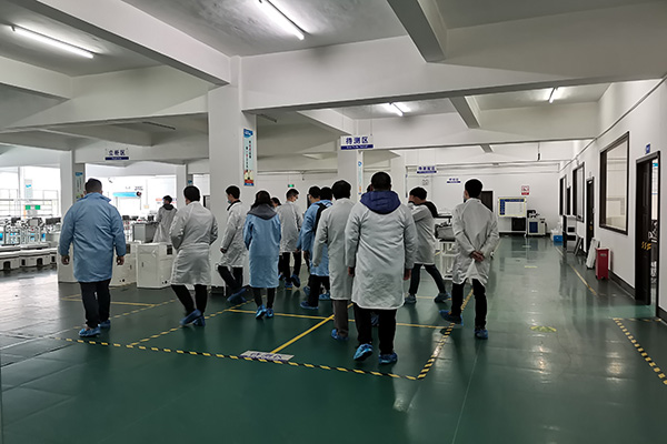 学员参观创想车间 /cxyq/20200416112820-FkjfL1J_Aq3_7zOF2uAt2RsCfgmZ.jpg