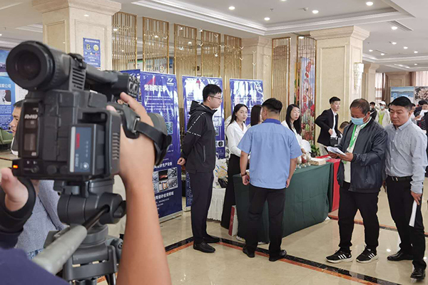 会议现场媒体采访 /cxyq/20200915090222-Frjg7ouPKorhqFx3AwxJZLsFCy7l.jpg