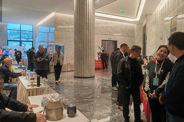 会后交流洽谈 /cxyq/20241206123631-FkJJk2R8grI_phsgFtZYN2pZn36v.jpg